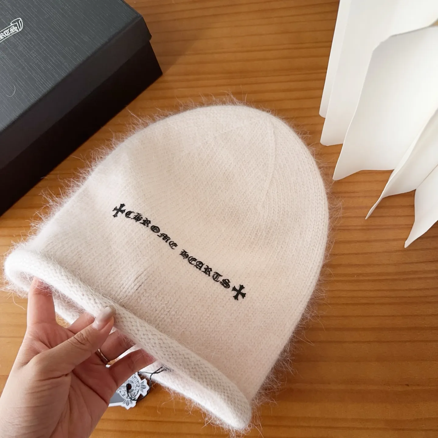 💰50 Crow Heart Autumn and Winter Wool Knitted Beanie This must be a favorite of minimalism. It is clean, neat, fashionable and versatile, and will definitely not be picky about your face shape! A fashionable classic that lasts forever! Fashionable black and white can be purchased together!